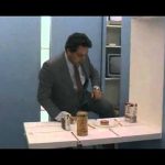 Renato Pozzetto – Preparazione del pranzo nel mini appartamento